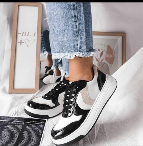 zapas sahara con plataforma color negro con blanco