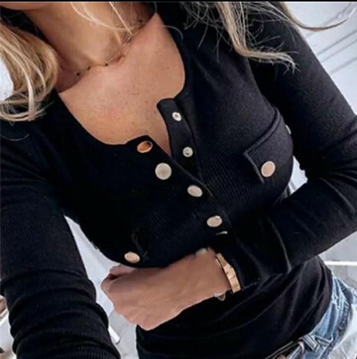 camiseta negra mujer con boton y bolsillo falso