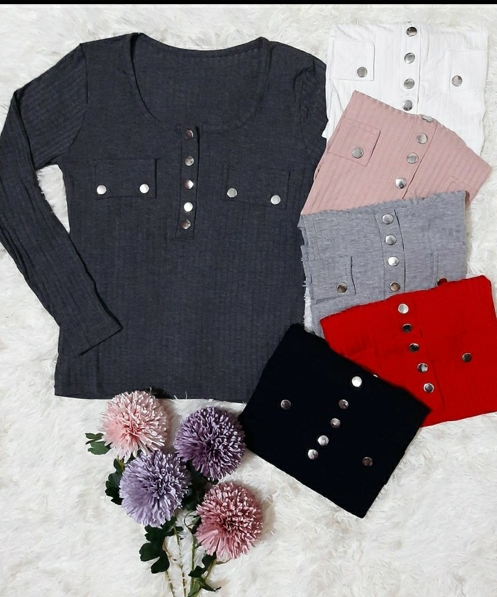 camisetas mujer con boton y bolsillo falso