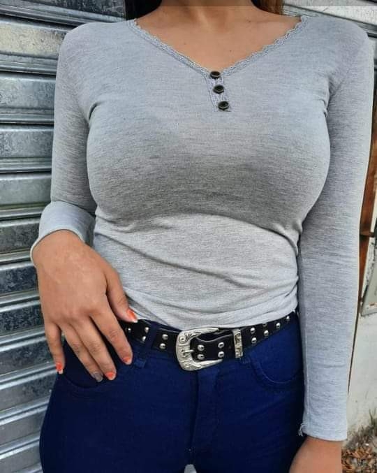 camiseta mujer escote V con boenes