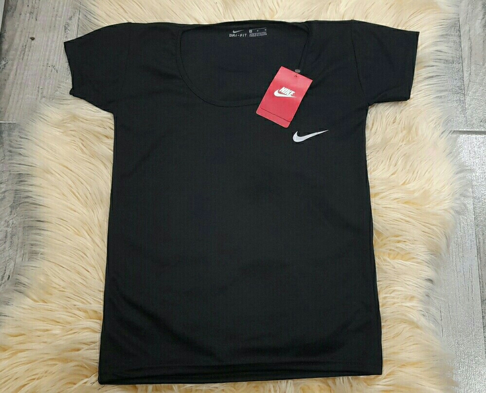 remera deportiva nike negra